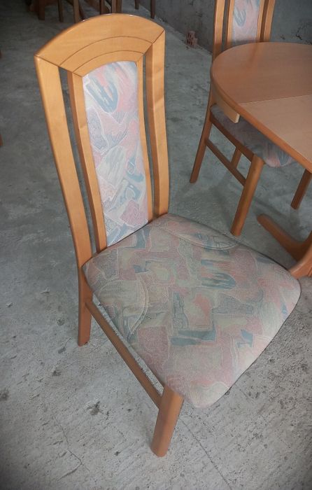 Комплект масивна разтегателна маса с 4 стола.
Размери 95/135см.
600лв.