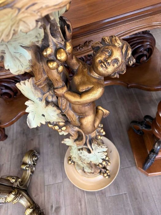 Piedestal sculptat și vopsit manual