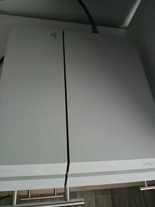 Продавам плейстейшън 4