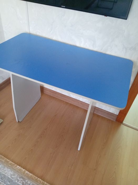 Продам стол кухонный.