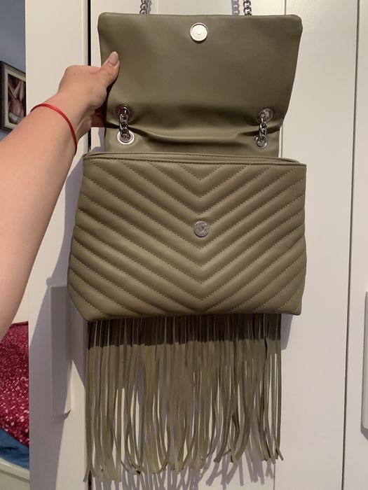 Малка чанта с дълга дръжка и ресни