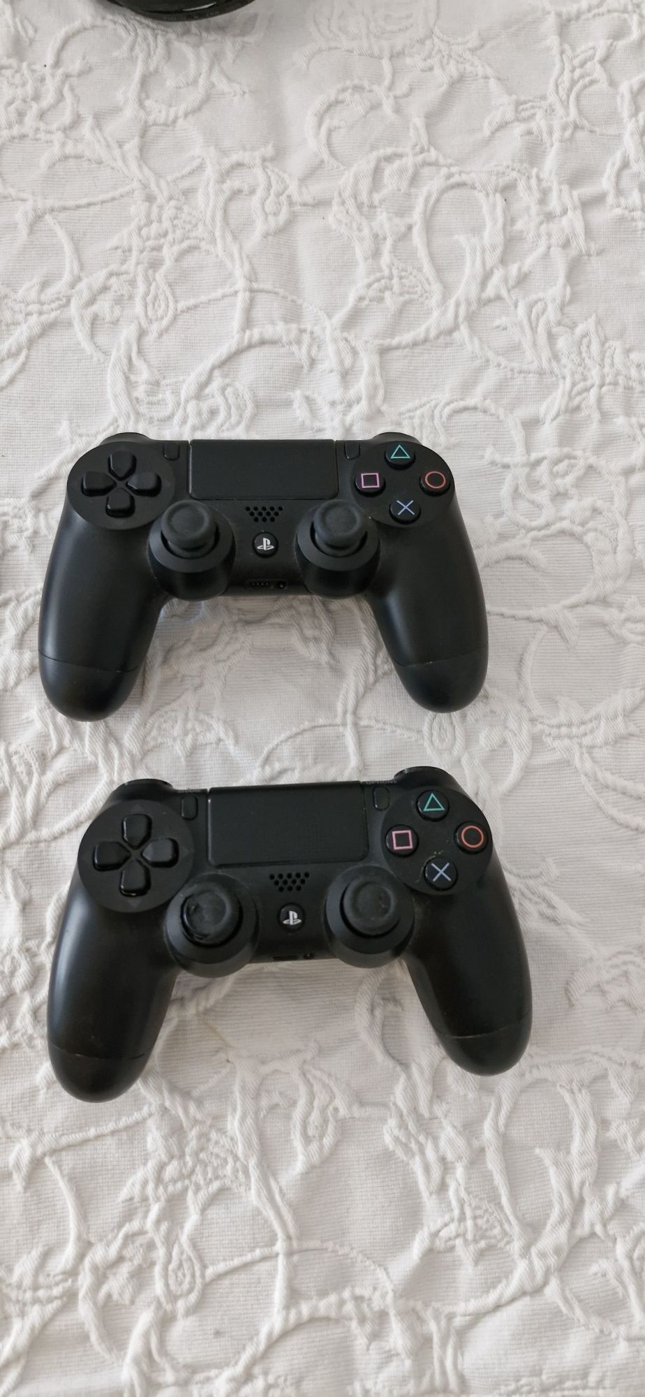Vând PS4 Slim cu 2 controlere
