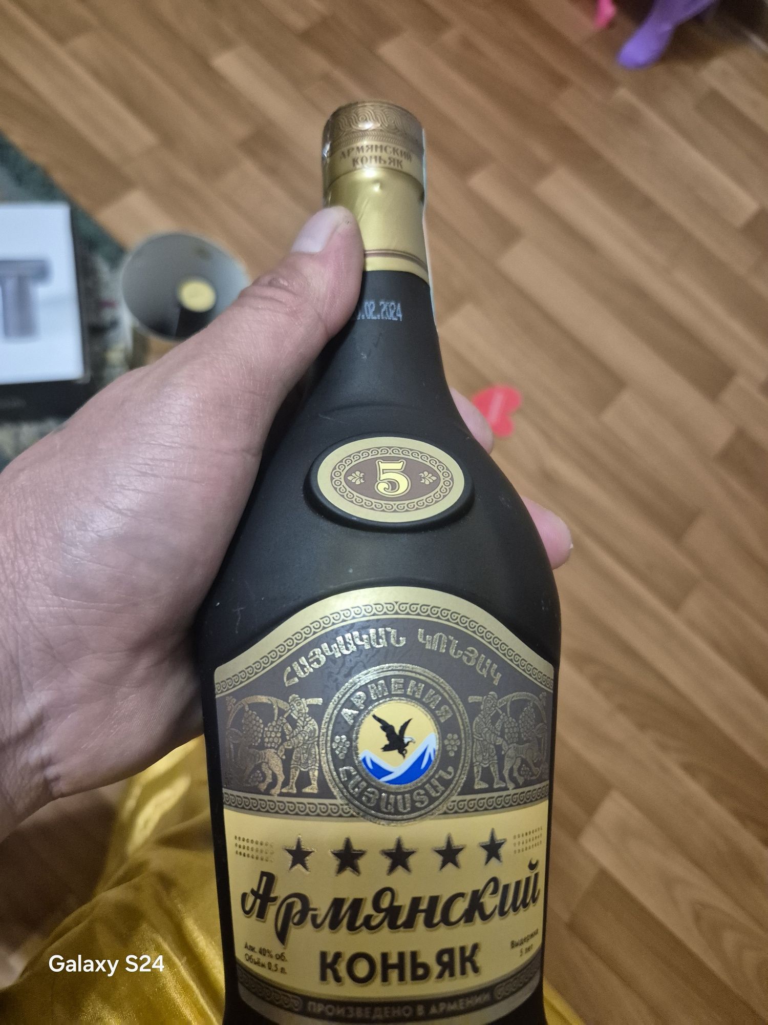 Продам  подарили в день рождения