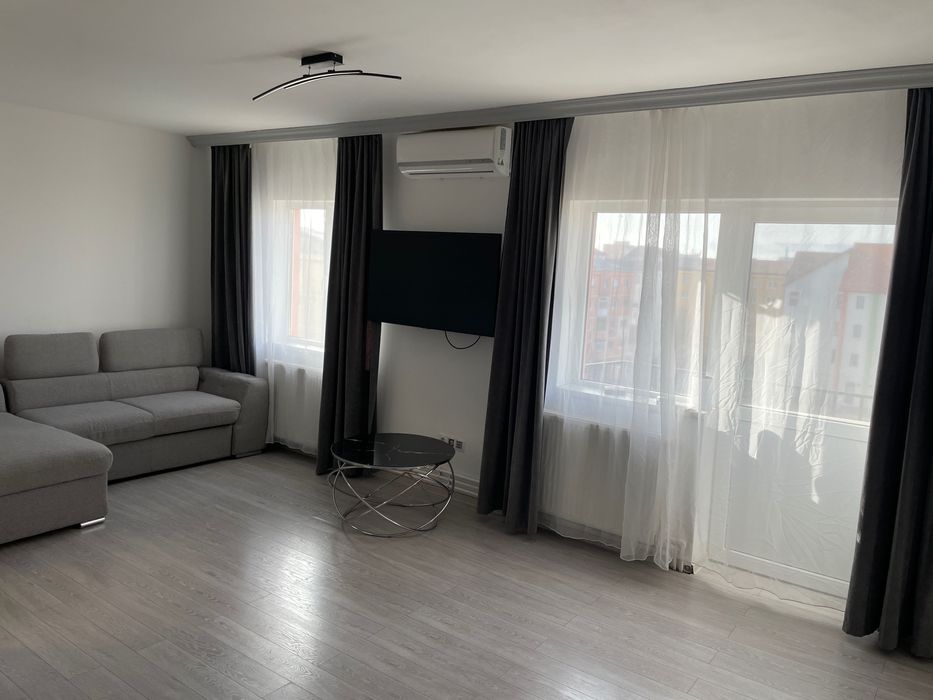 Apartament /mansarda de vânzare zona Vasile Aaron