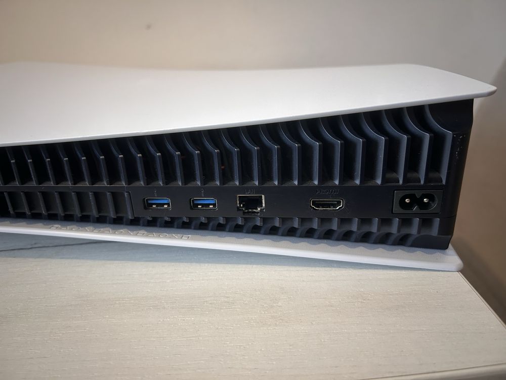 Vand playstation 5 , digital , 825 gb, vine cu toate cablurile