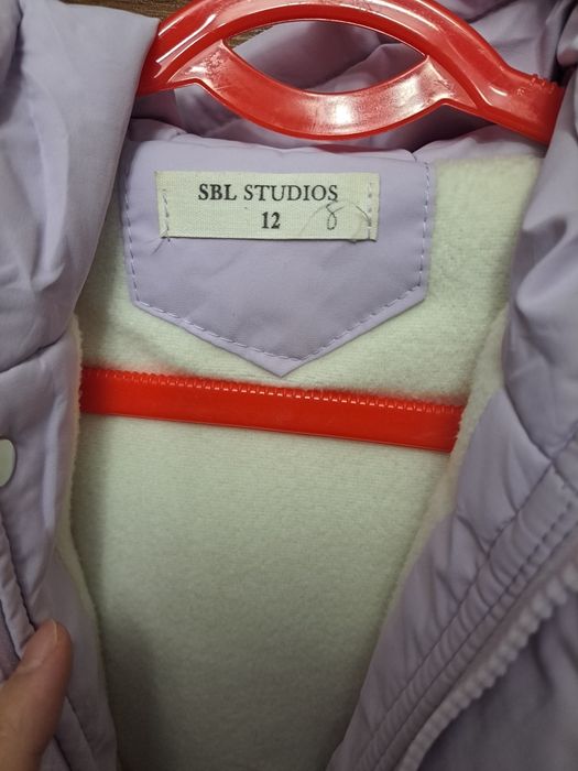 Продам тёплую куртку на девочку 6-7 лет Б/У