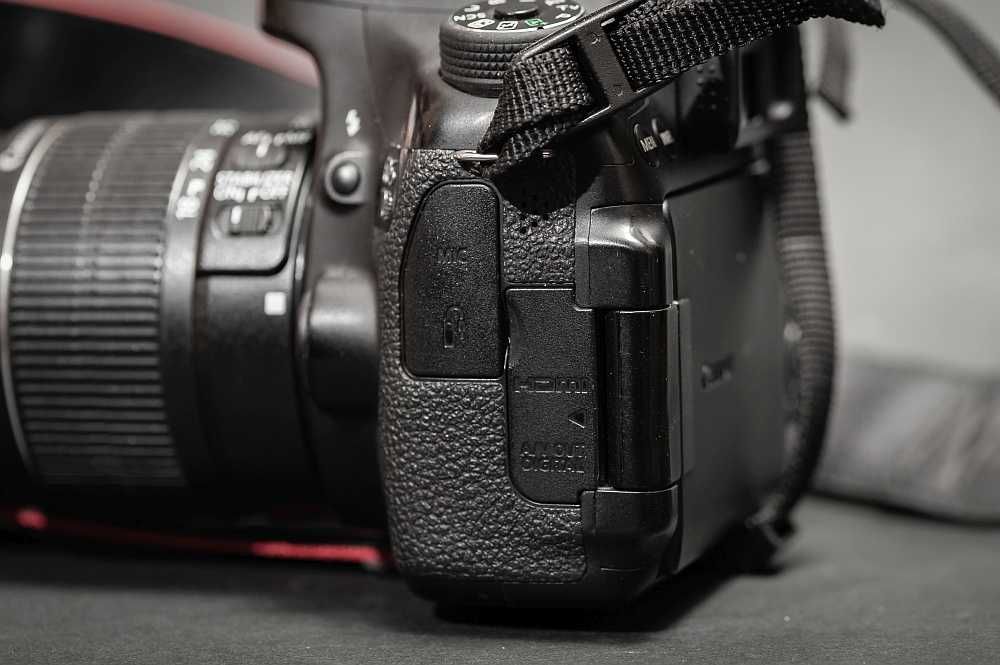 Vând aparat foto DSLR Canon 70D împreună cu obiectiv de kit