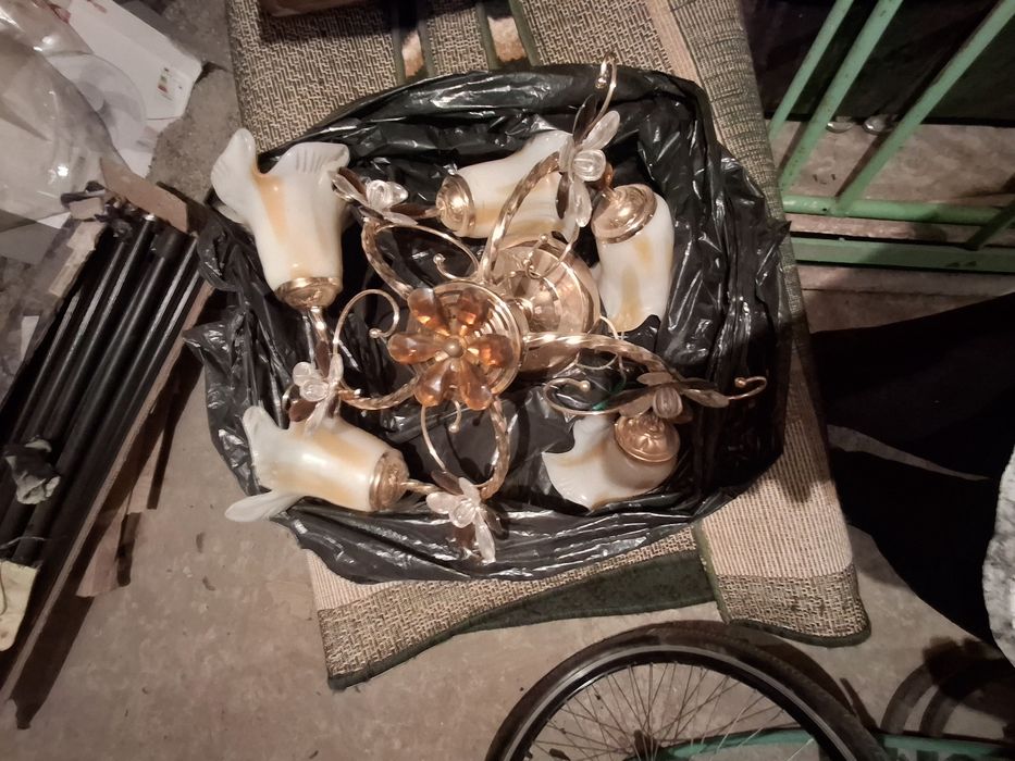 Люстра sotiladi har xil