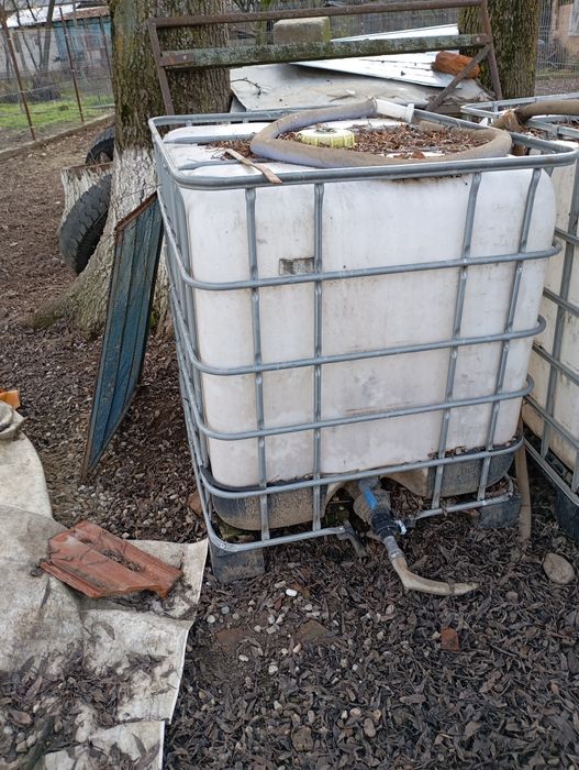 Vând bazine de 1000 litri.