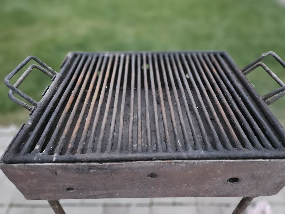 Grătar cu picioare demontabile