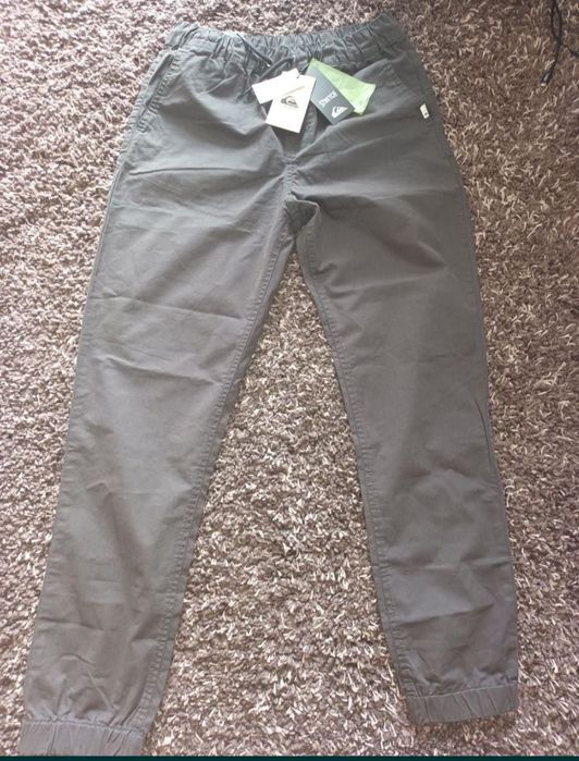 Vând pantaloni quiksilver