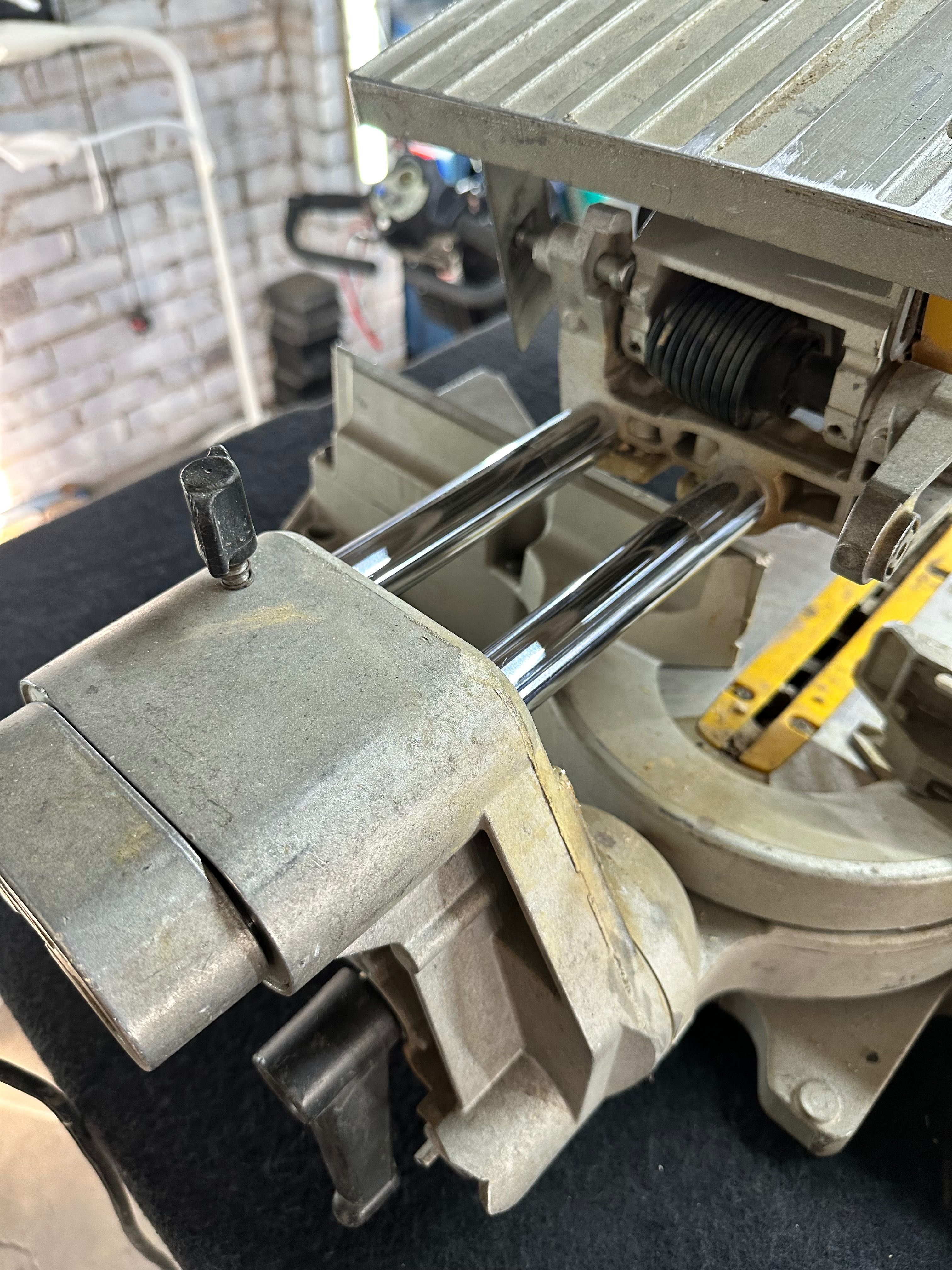 Потапящ циркуляр с герунг DeWALT D27111 305mm