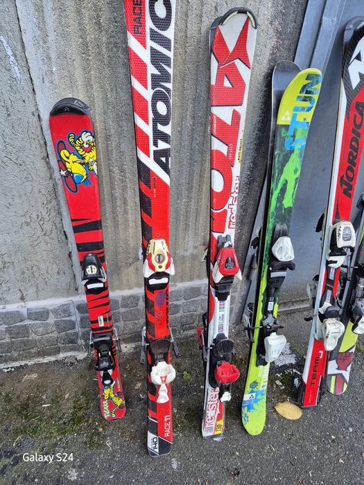 Vând schiurii diferite mărimi