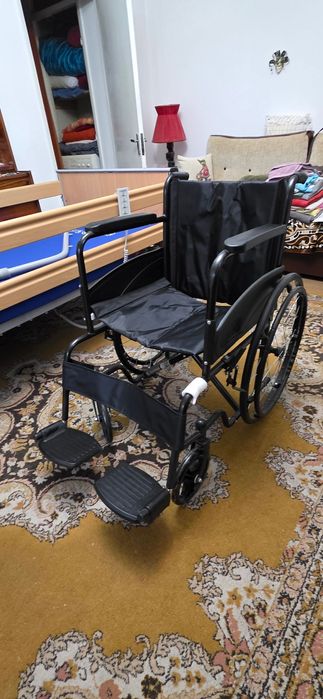Scaun cu rotile pliabil, folosit de max. 5 - 6 ori
