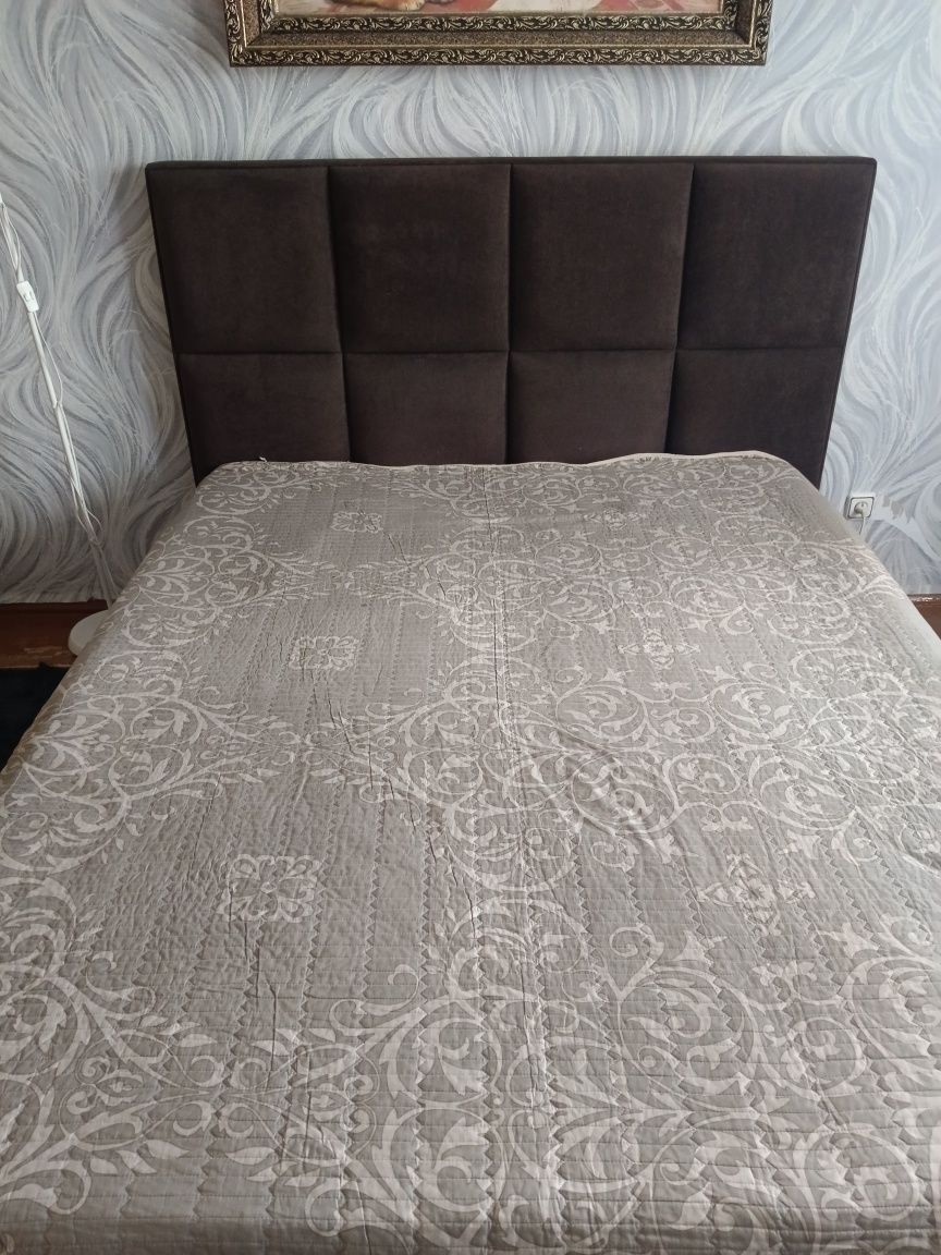 Продам двуспальную кровать