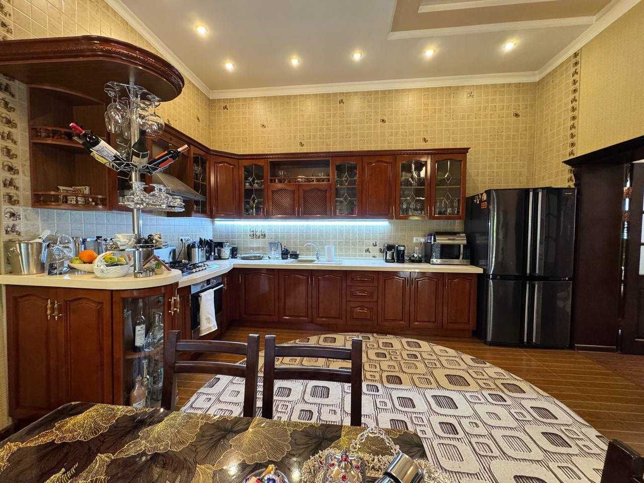 Мирабадский район ул. Катта Мирабад ДОМ 7,3 сотки 360м2