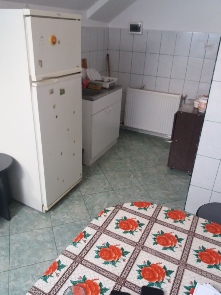 Imobiliare camera in locatie cu trei camere,hol,2 bai,bucatarie toate