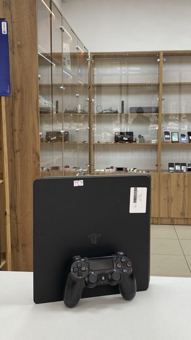 Play Station 4 Slim.