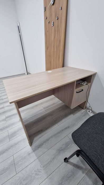 Мебель в офис стол, стул, стеллаж.