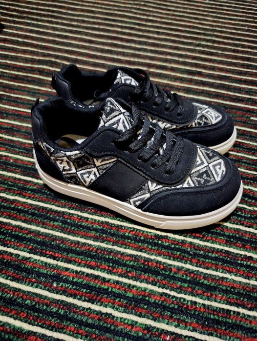 Кроссовки 38 размер с узорами черно белые