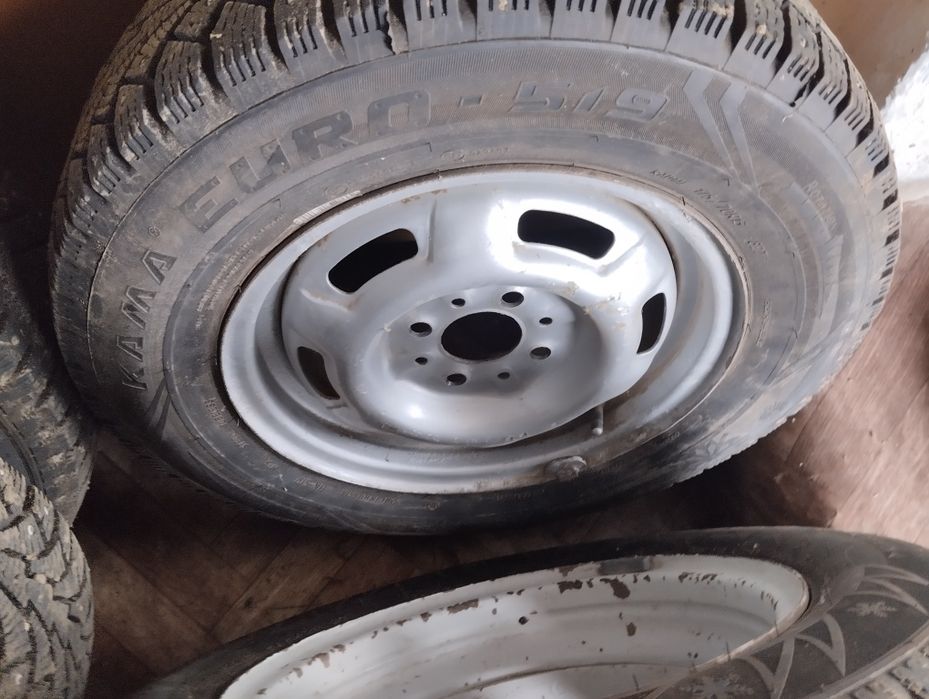 Продам зимнее шины с дисками комплект R13 4.шт.
1 сезон только ездило