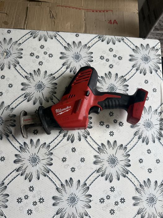 Акумулаторен саблен трион MILWAUKEE C18 HZ-0