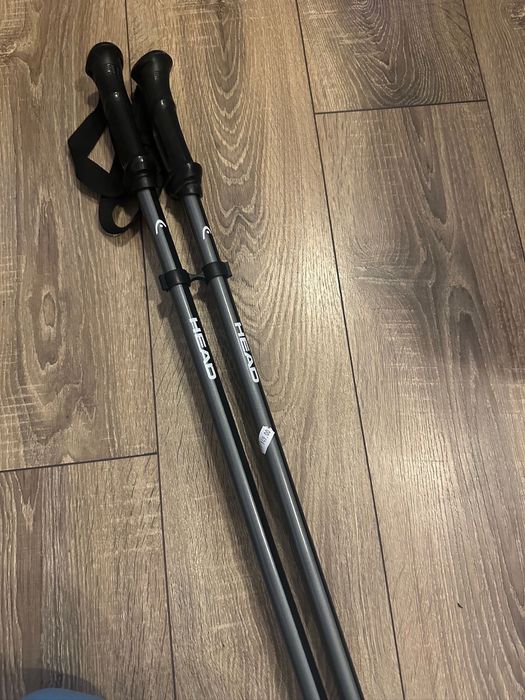 Vând schiuri bețe si clapari