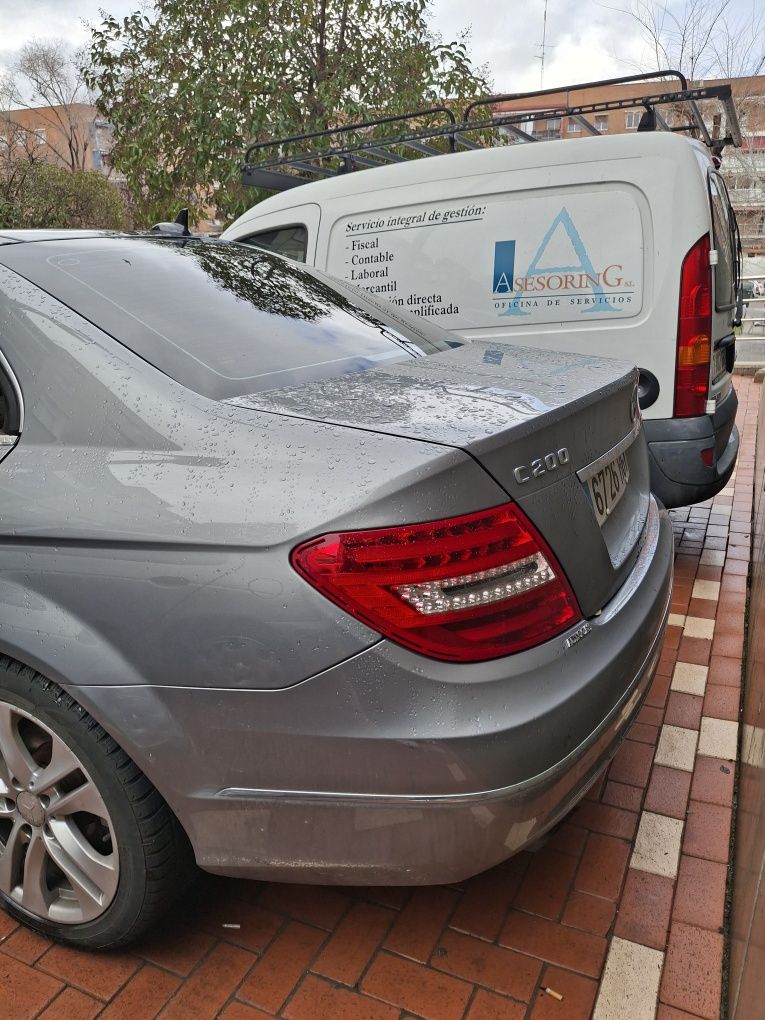 Vând Mercedes  C 220