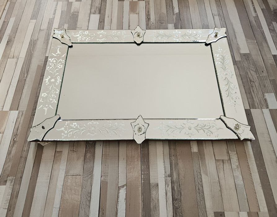 Oglina deosebita din anii '80