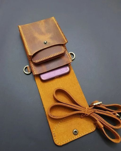 Кожаные изделия — вручную, с душой и вниманием к каждой детали.
Делаем