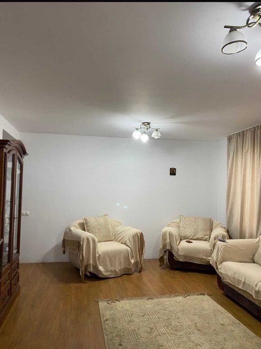 Inchiriez casa curte