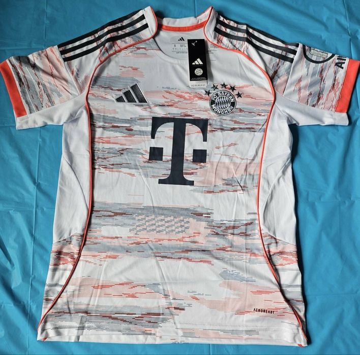 Футболен екип на БАЙЕРН МЮНХЕН 2025/26 гостуващ