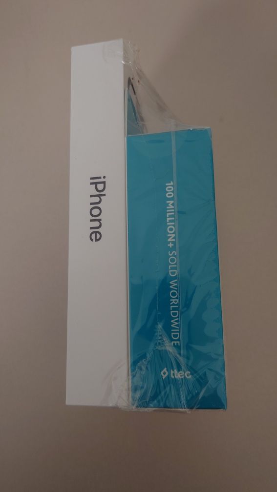 iPhone 16e + слушалки