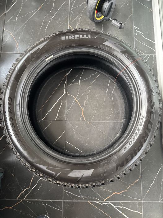 Шины зимние 235/55/19 R19, Pirelli Ice Zero 2, как новая