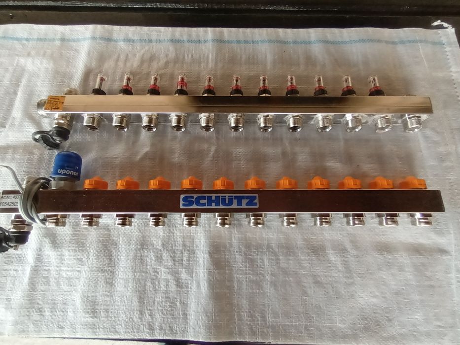 Vând distribuitor cu12 grupuri pentru încălzire în pardoseala