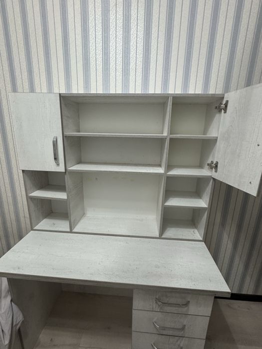 Продается мебель: кровать,шкаф,стол книжный и еще один столик с стулом