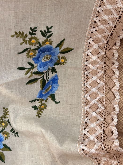 Красива квадратна покривка с изящна бродерия