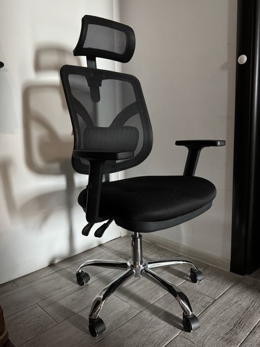 Продавам ергономичен офис стол.