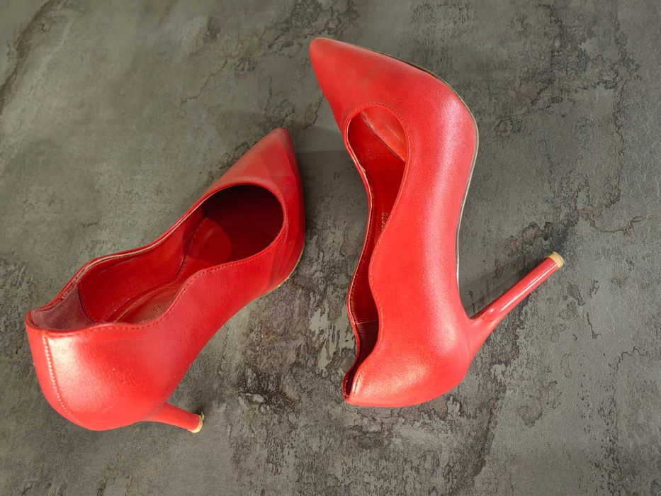 Дамски обувки на висок ток