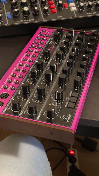 Behringer Edge Синтезатор
