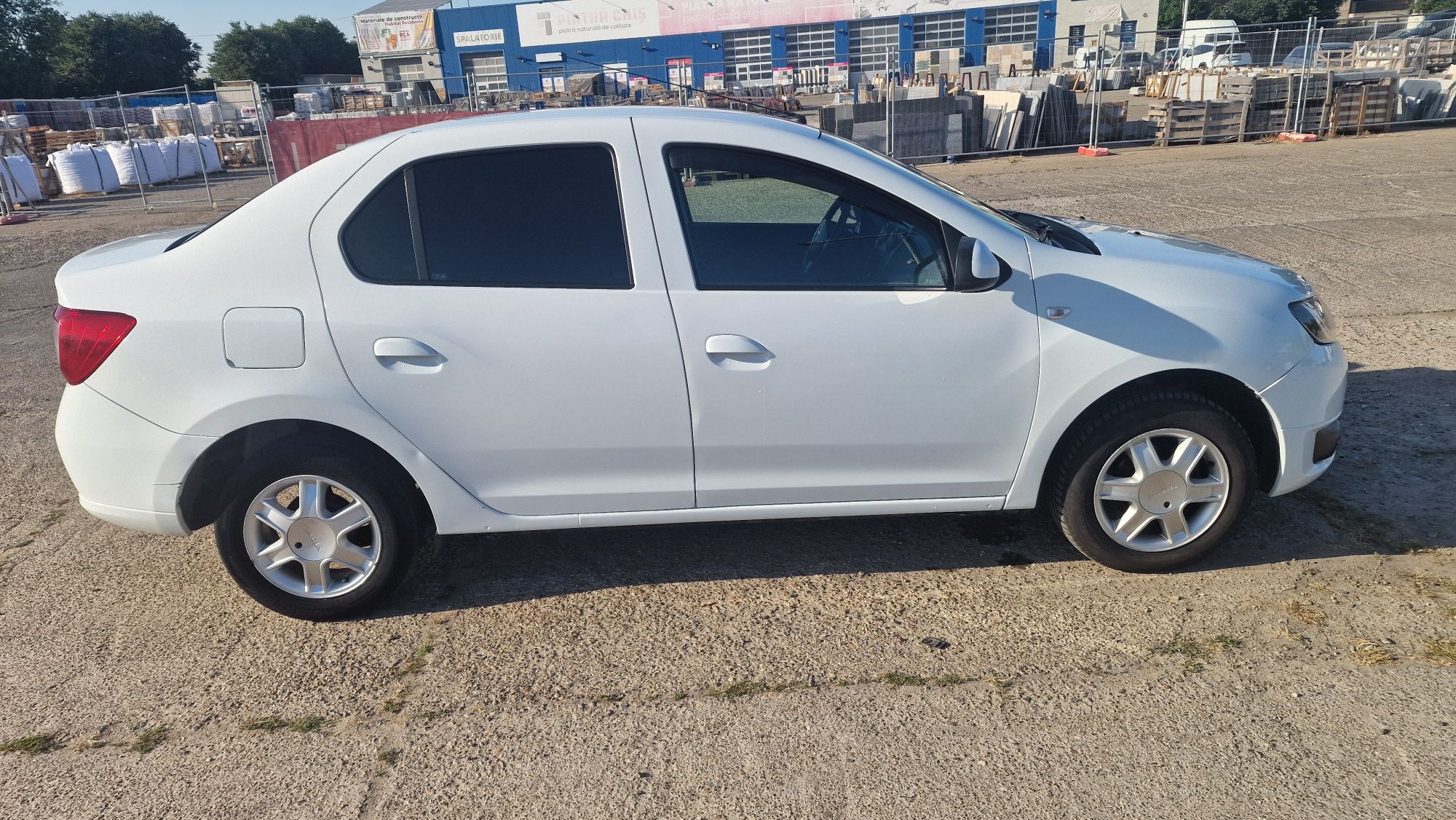 Vând Dacia Logan