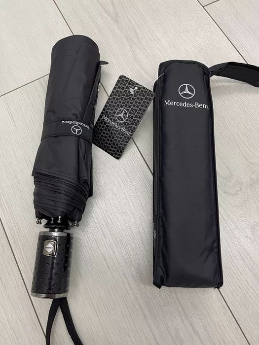 Avtomobil brendi tushirilgan soyabonlar