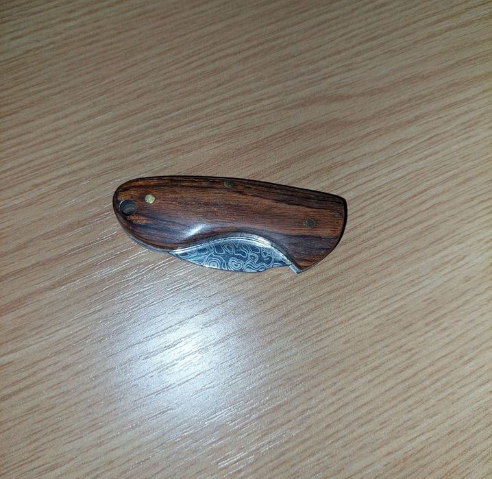 Briceag mic lama motiv Damasc
Damasc pret mic
Dama