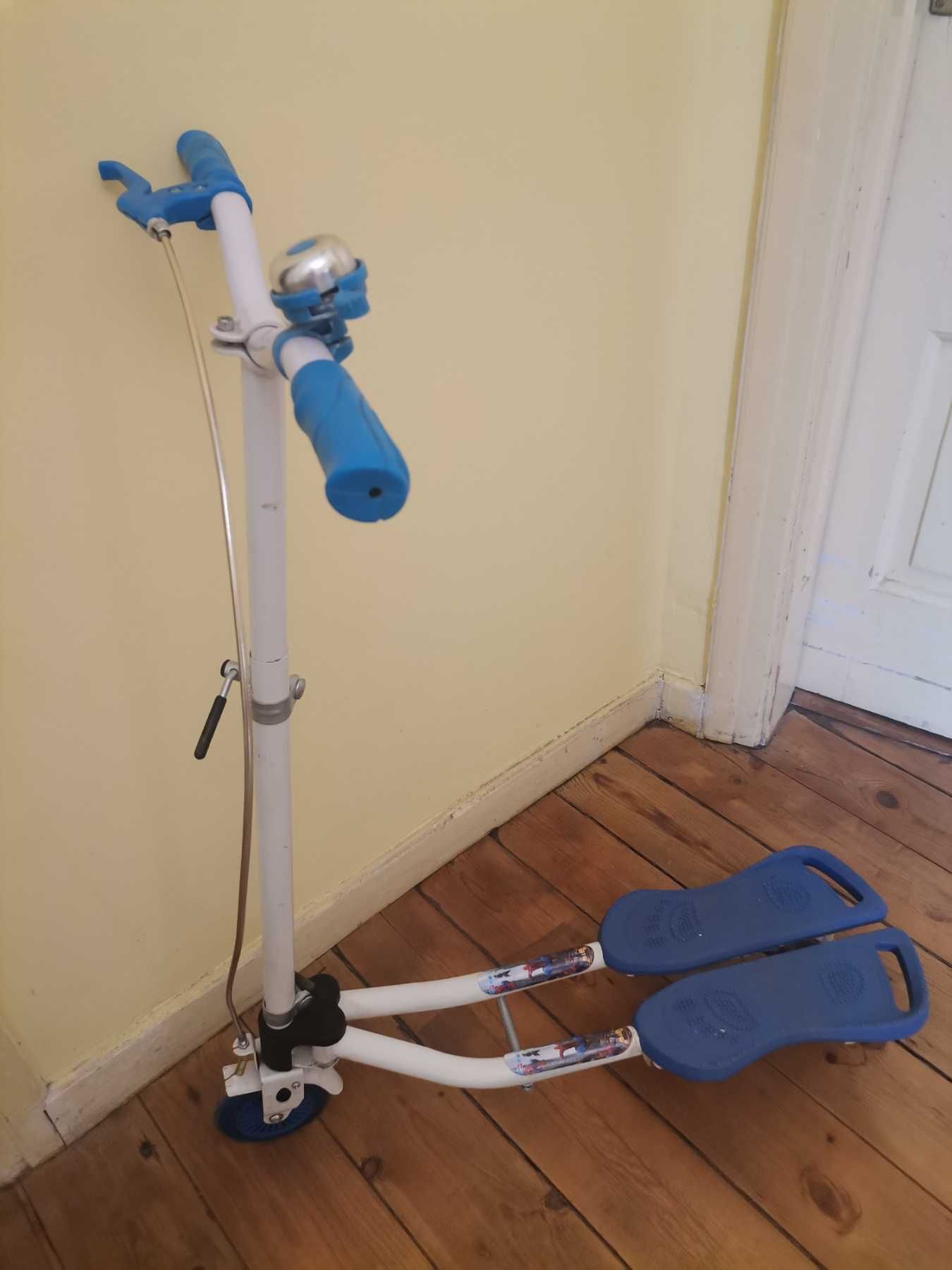 Триколесна тротинетка WAVE SCOOTER BLU със светещи колела!