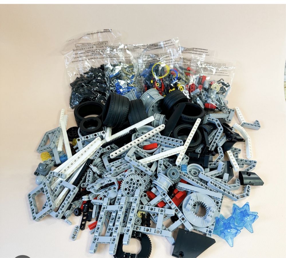 Продам 2 набора по указаной цене Lego mindstorms ev3 для робототехники
