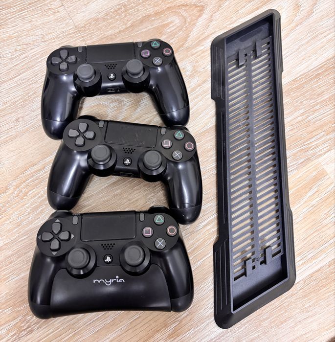 PS 4 PRO 1TB + 3 controlere + suport si incarcator + baterie