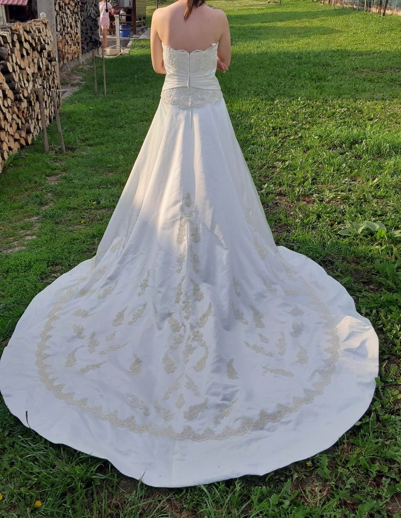 Rochie de mireasa cu şal