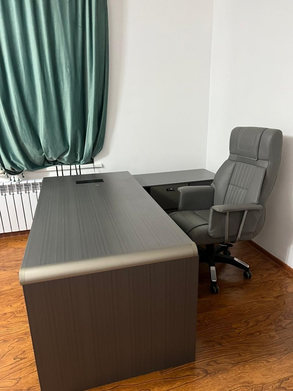 Стол руководителя с кожаным креслом