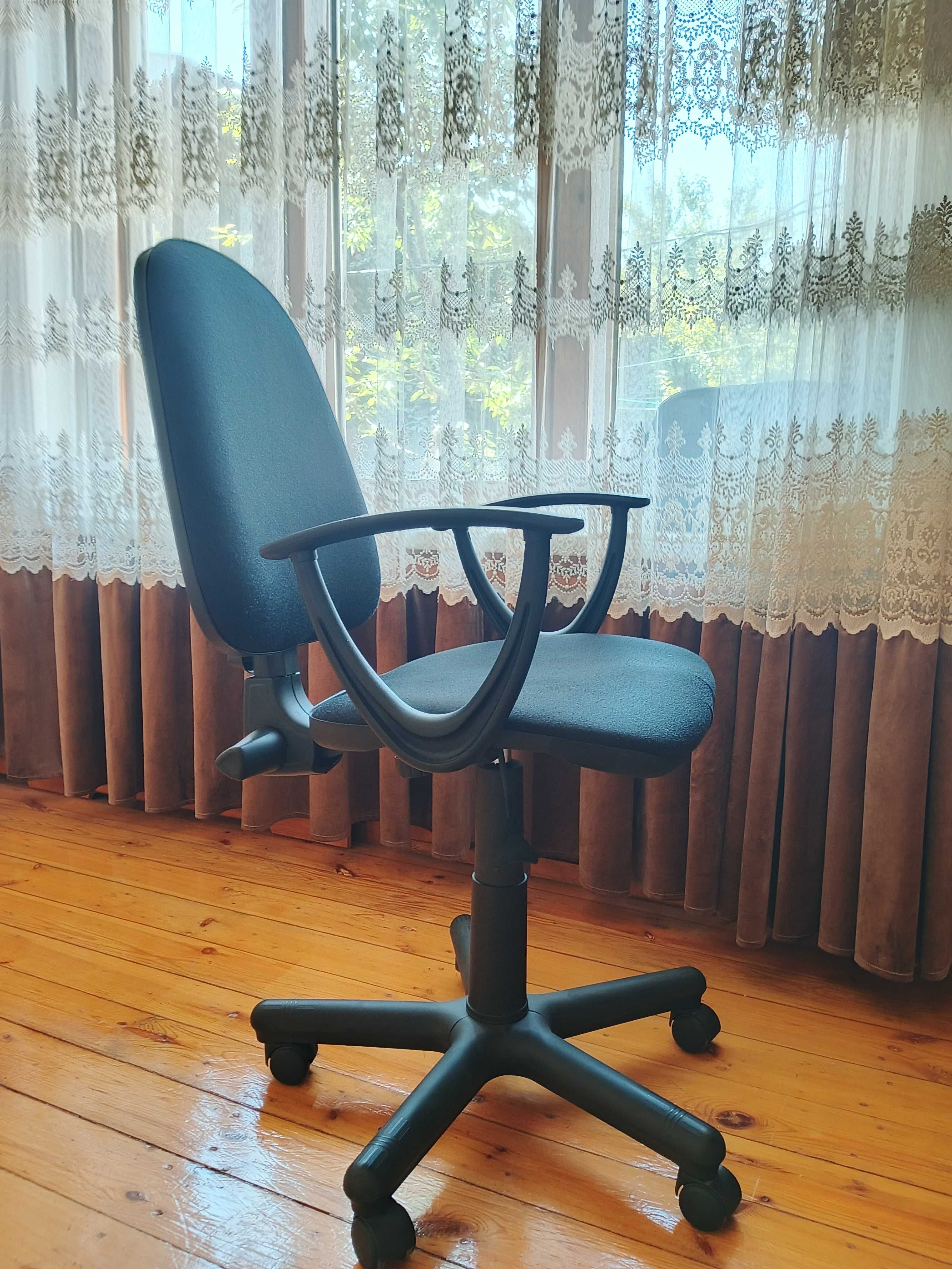 Ofisniy kreslo sotiladi