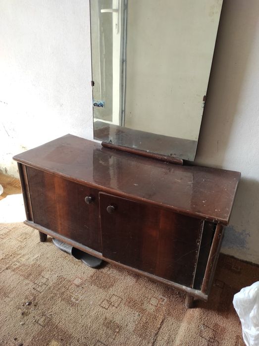 Vand mobila veche,dulapuri,noptiere,cutii de lemn,sufragerii etc Ploie